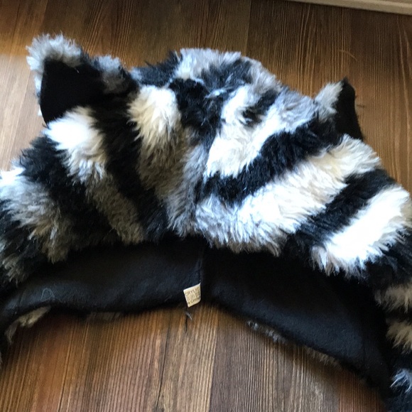 Fuzzy hat with hand warmers - Picture 2 of 4